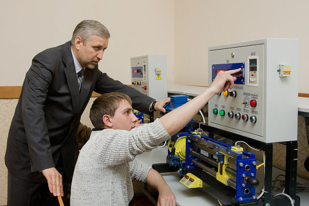 Слесарь КИПиА