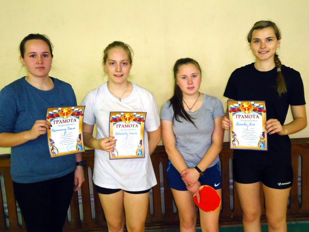 Финалисты первенства колледжа по настольному теннису — девушки